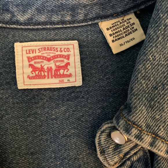 Levi’s Denim Button-Up - Picture 3 of 3